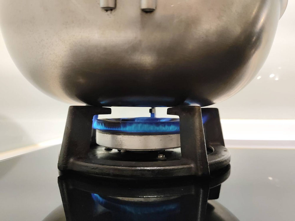 中火熱鍋，火焰別超過鍋底外緣