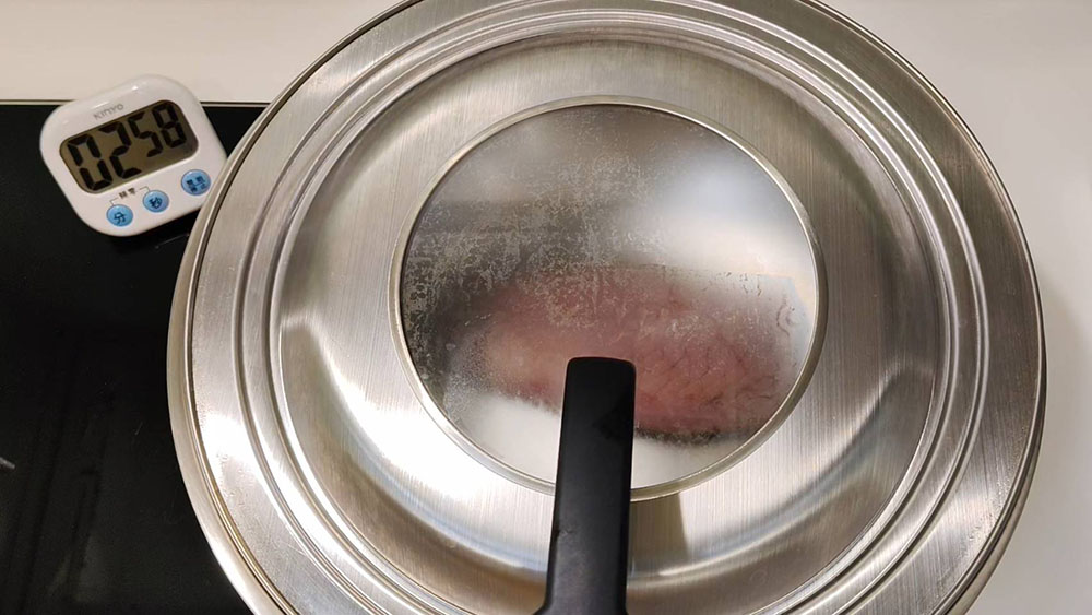 蓋上鍋蓋，別去翻動