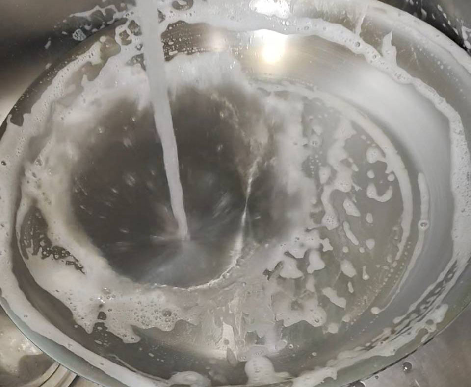 不鏽鋼鍋開鍋-步驟5 : 鍋子沖乾淨並擦乾