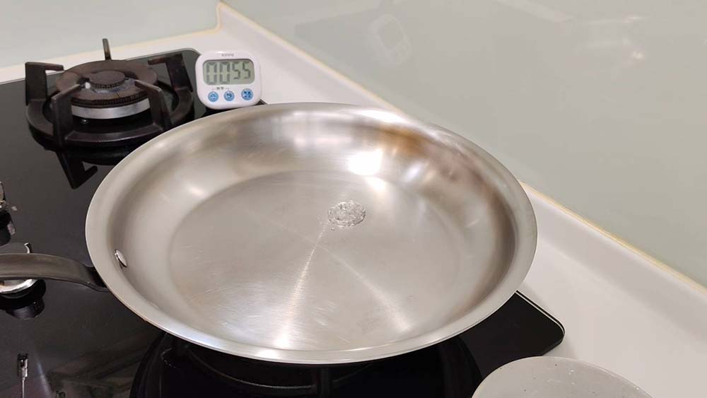 水滴下去就蒸發掉（代表溫度還不夠熱）