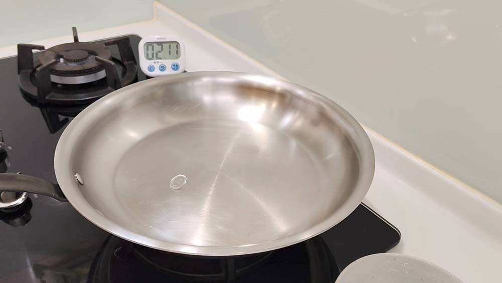 水沒有馬上蒸發，形成水珠在鍋面上滑動